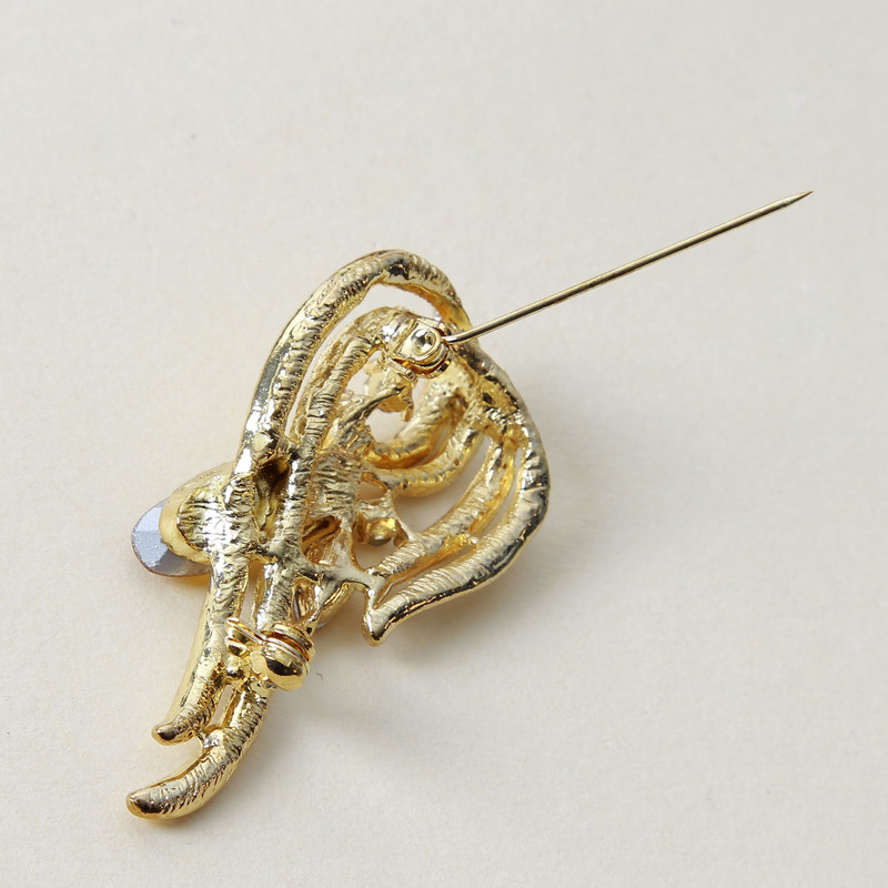 گل سینه زنانه بازرگانی میلادی مدل استیل رنگ ثابت ضد حساسیت فول نگین بدون ریزش کد ACZ_042 گل سینه زنانه بازرگانی میلادی مدل استیل رنگ ثابت ضد حساسیت فول نگین بدون ریزش کد ACZ_042