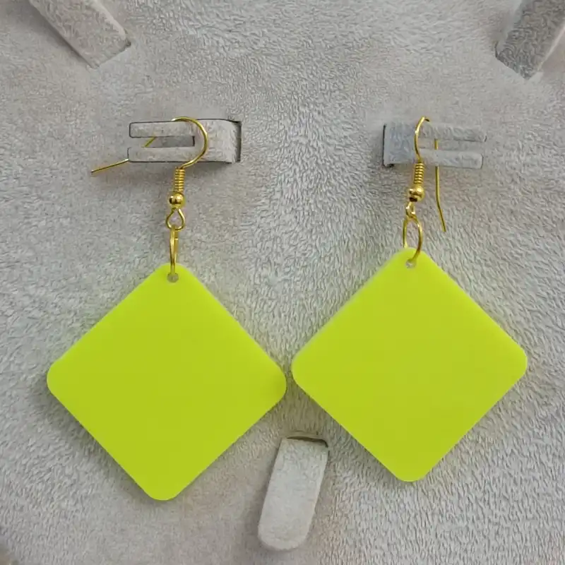 گوشواره زنانه مدل عروسکی پلکسی