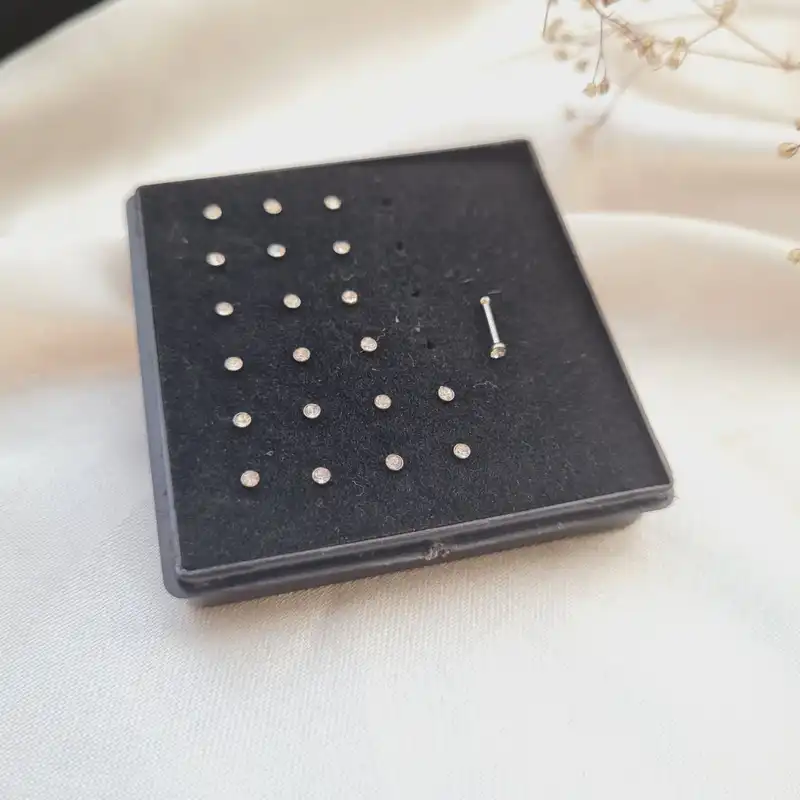 پیرسینگ بینی زنانه مدل تک نگین میخی کد 2