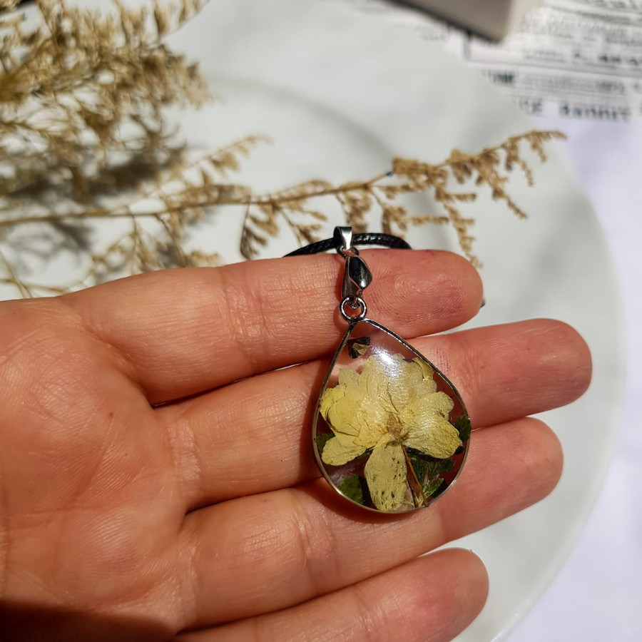 گردنبند دخترانه مدل رزینی گل خشک