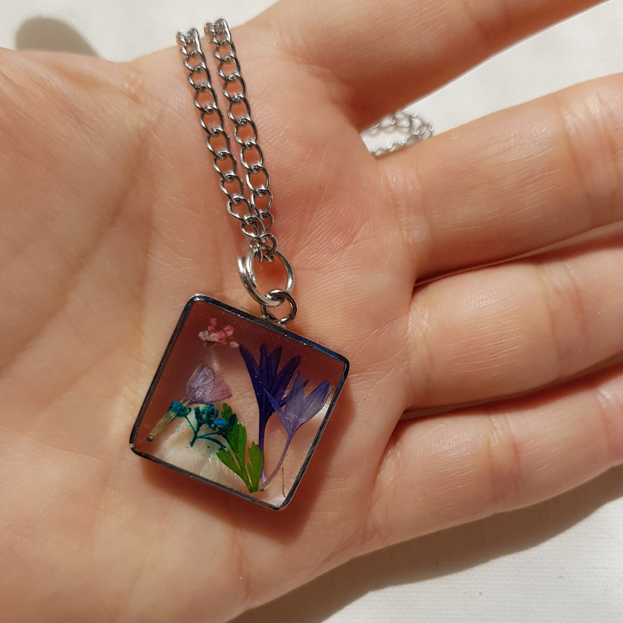 گردنبند دخترانه مدل رزینی گل دار گردنبند دخترانه مدل رزینی گل دار