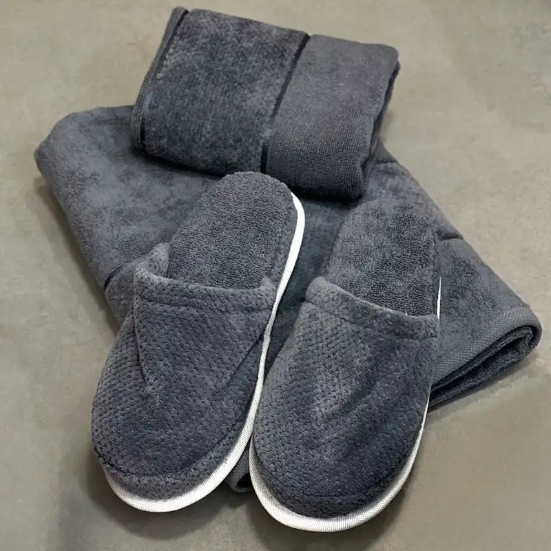 سرویس حوله پالتویی 11 تکه مدل عروس و داماد طرح میکرو کد 61921