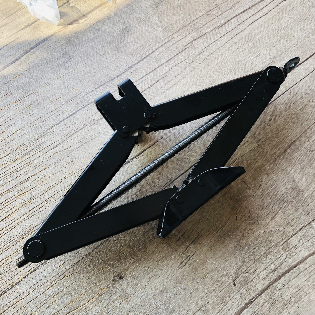 جک خودرو چیکال مدل V-28 مناسب برای MVM X22 ظرفیت 1.5 تن