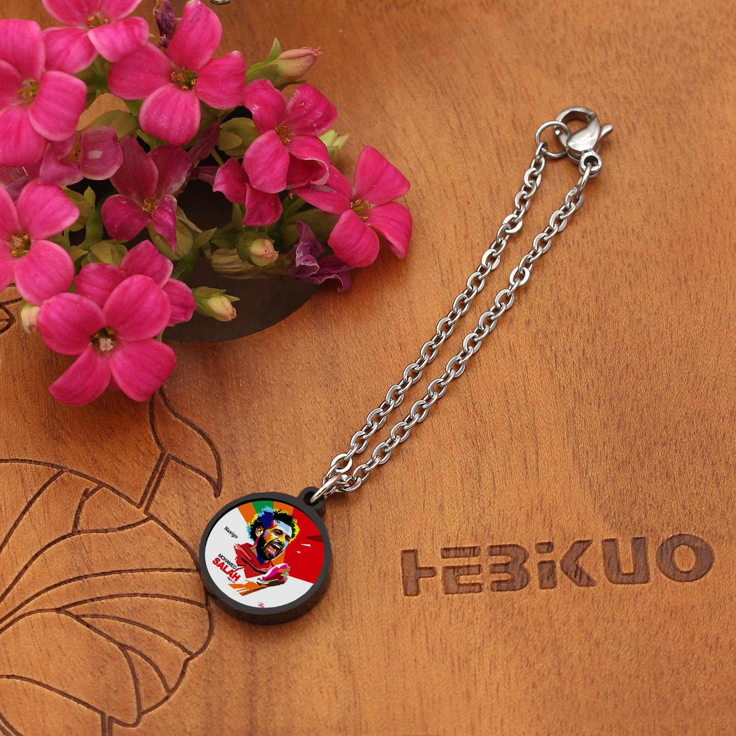 آویز ساعت زنانه ناکسیگو مدل شب تاب طرح محمد صلاح کد AW8987