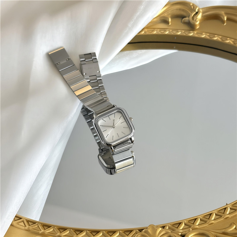 ساعت مچی عقربه ای زنانه مدل کلاسیک بند ریلی فلزی کد 4