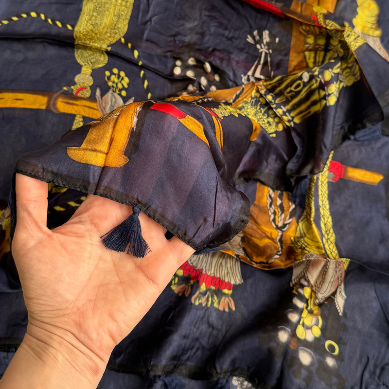 روسری زنانه مدل حریر ابرشیم طرح سنتی دور منگوله ای کد 4