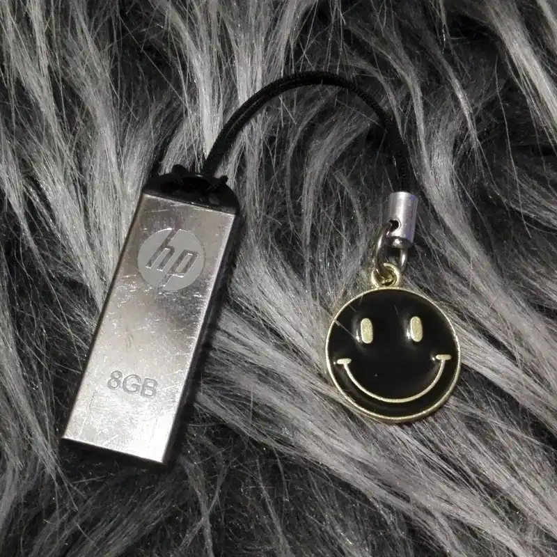 بند نگهدارنده فلش مموری مدل استیکر