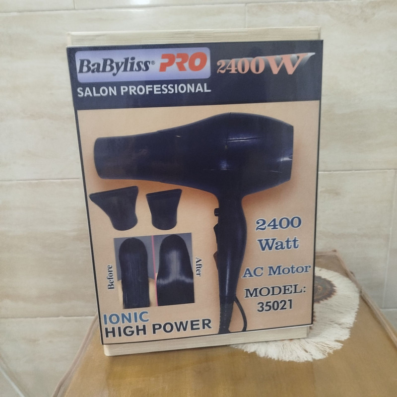 سشوار حرفه‌ای بابیلیس پرو مدل 35021 با موتور پرقدرت 2400 وات AC، قابلیت کراتینه کردن مو، تولید یون منفی، تنظیم دما در سه حالت، تنظیم سرعت در دو حالت، همراه با متمرکزکننده باریک و پهن