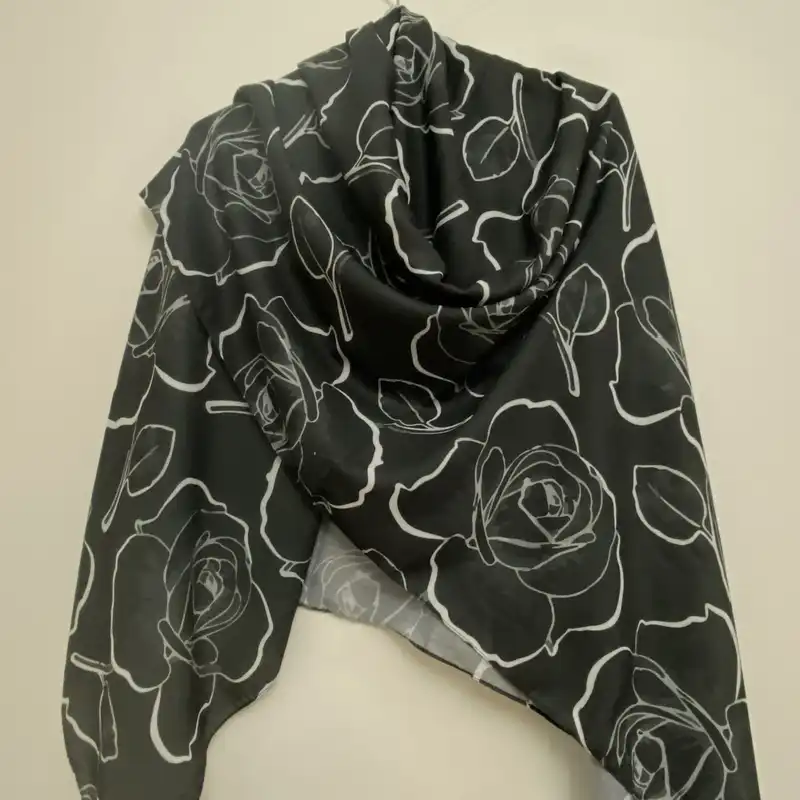 روسری زنانه مدل نخ اسپان منگوله دار کد 1336