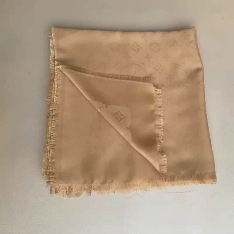 روسری زنانه مدل نخی قواره بزرگ رسمی اداری چهار فصل طرح لویی ویتون کد 2