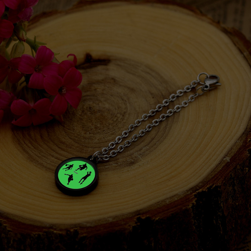 آویز ساعت زنانه ناکسیگو مدل شب تاب طرح بسکتبال کد AW7219