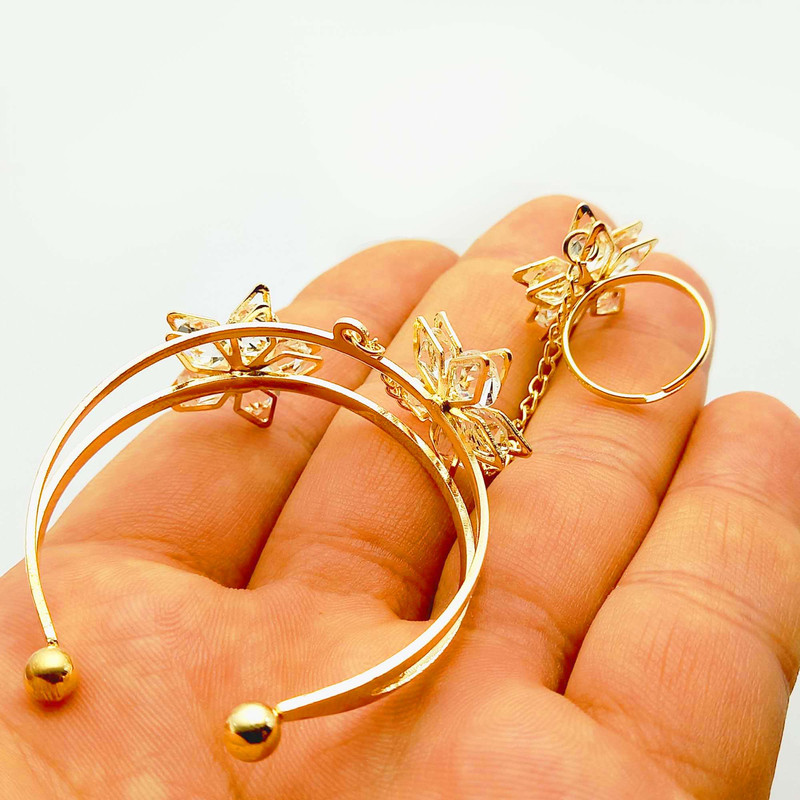 دستبند دخترانه طرح گل چهار پر مدل نگین دار کد 800DSD دستبند دخترانه طرح گل چهار پر مدل نگین دار کد 800DSD