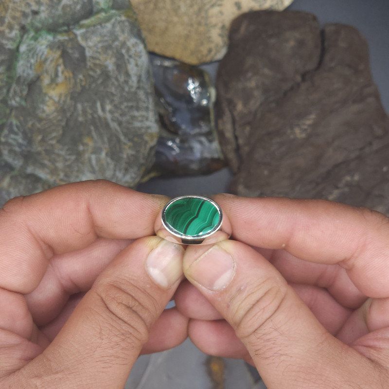 انگشتر نقره مردانه دلی جم مدل بیضی افقی سنگ مالاکیت طبیعی