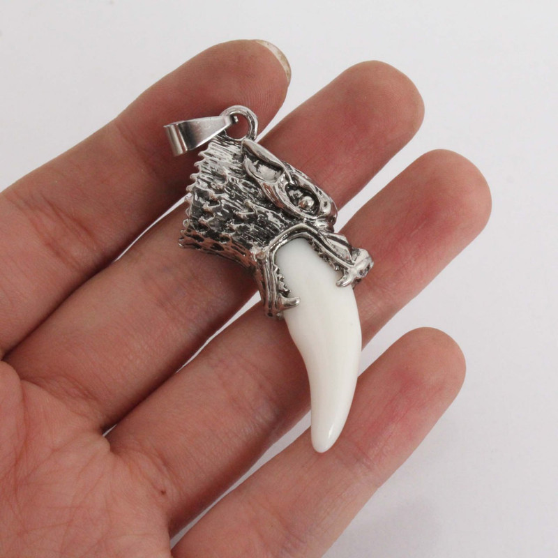 آویز گردنبند طرح دندان نیش گرگ کد 01