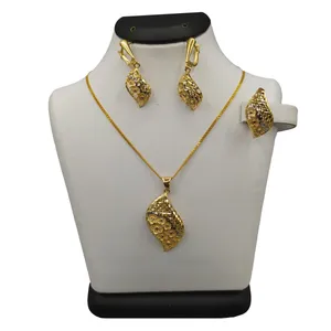 نیم ست طلا 18 عیار زنانه مدل ریناس