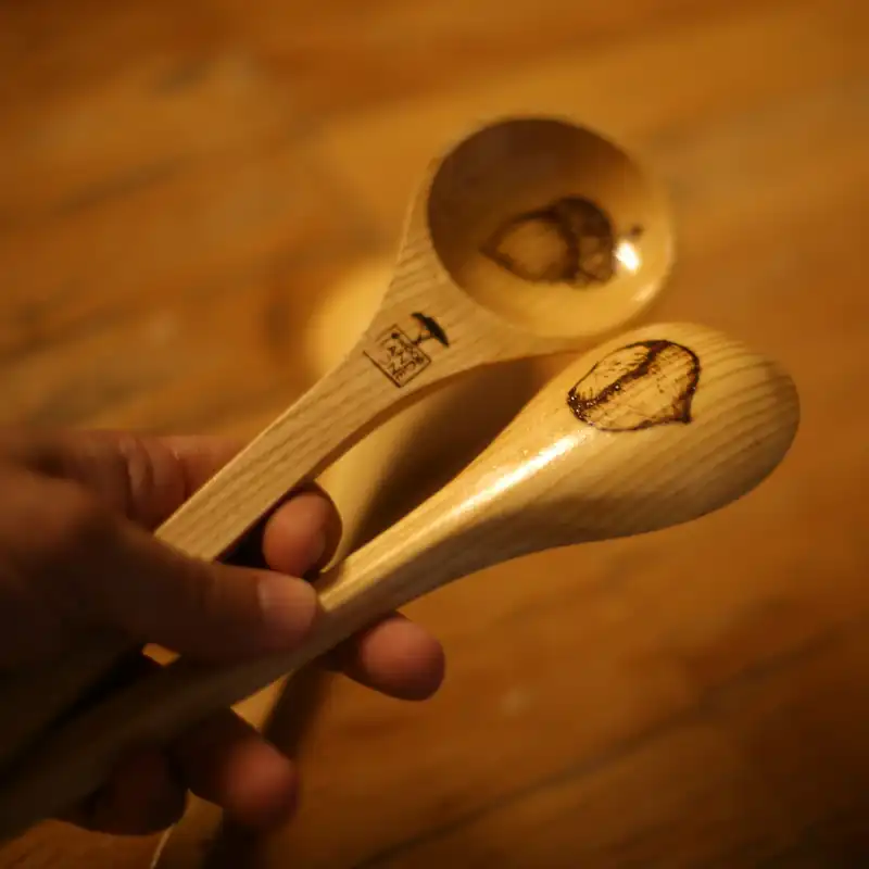 قاشق آجیل خوری چوبی وودلندزون مدل فندق