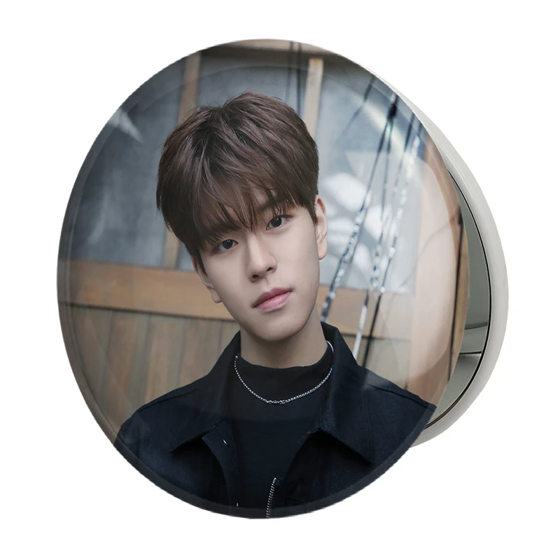 آینه جیبی خندالو طرح سونگمین گروه استری کیدز Stray Kids مدل تاشو کد 11854 