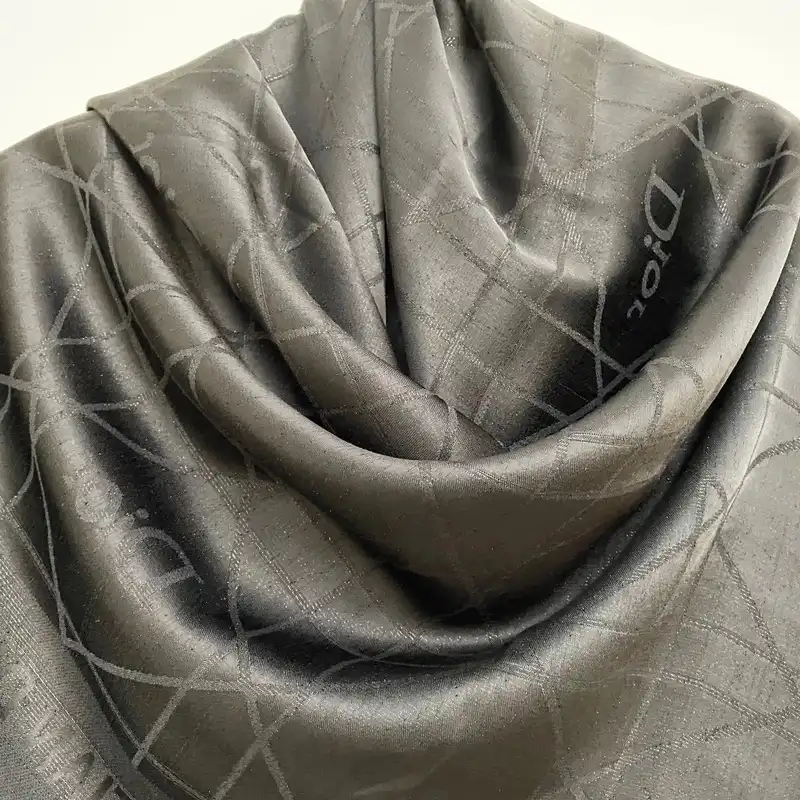 روسری زنانه مدل نخی ژاکارد لمه شنی طرح دیور کد 1206