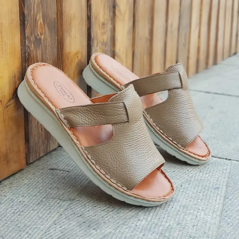 دمپایی زنانه مدل چرم طبیعی کد 07 رنگ نسکافه ای