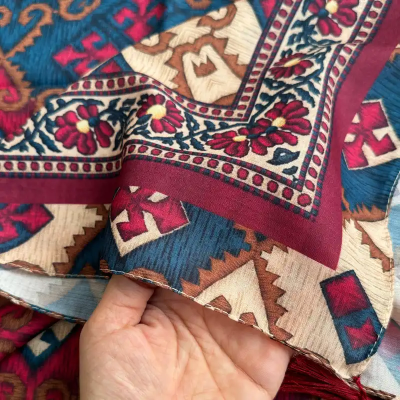 روسری زنانه مدل نخی طرح گلیمی سنتی قواره بزرگ منگوله دار چهار فصل کد 2