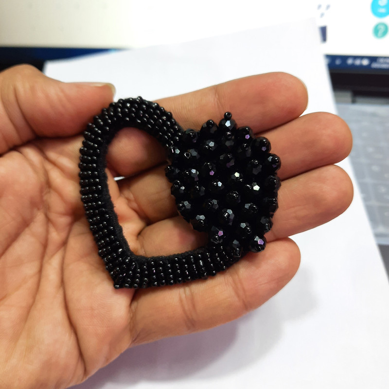 گل سینه زنانه مدل sd طرح قلب