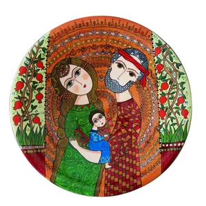 بشقاب دیوارکوب سفالی طرح خانواده عاشق کد 1063