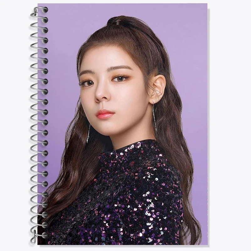 دفتر زبان 50 برگ خندالو مدل سه خط طرح لیا گروه ایتزی ITZY کد 12453