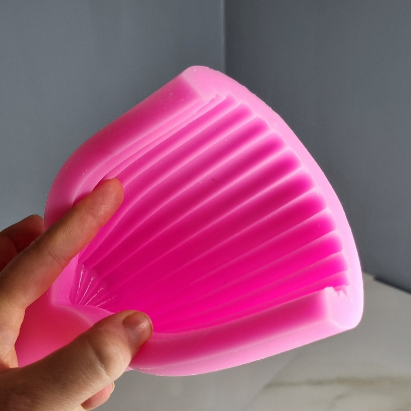 قالب شمع مدل استوانه شیاردار طرح کله قندی کد C 15CM