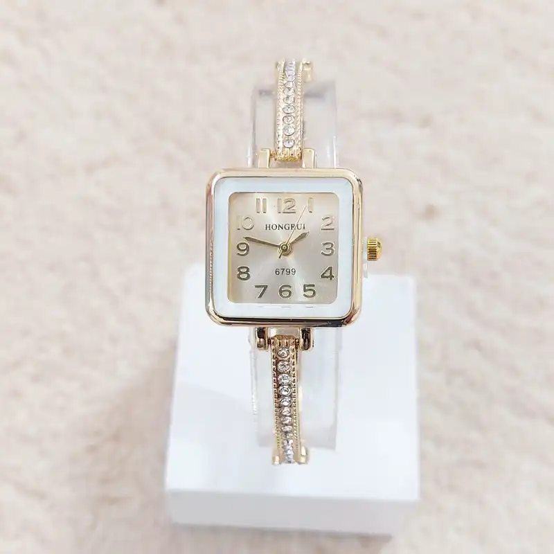 ساعت مچی عقربه ای زنانه مدل هانگروی مدل دستبندی ظریف نگین دار