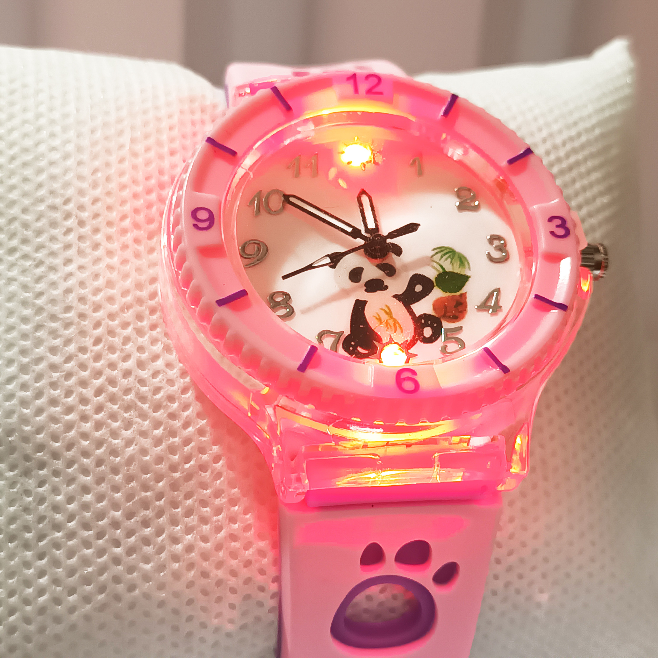 ساعت مچی عقربه ای بچکانه مدل چراغ دار عروسکي طرح پاندا