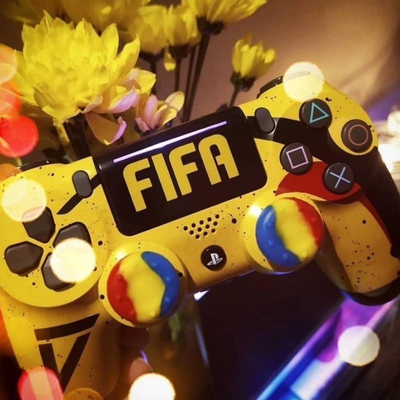 دسته بازی پلی استیشن ۴ سونی مدل طرح fifa 1