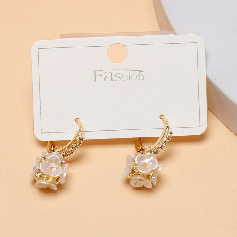 گوشواره حلقه ای زنانه مدل رینگ نگین شش گل صدفی کد 00972