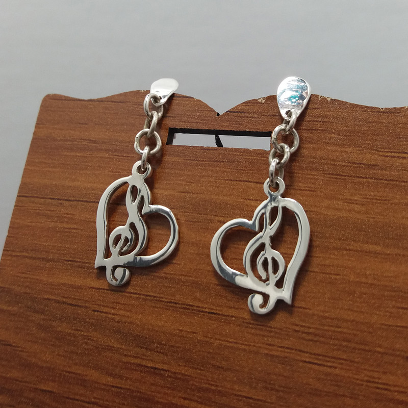 گوشواره نقره زنانه مدل قلب موسیقی گوشواره نقره زنانه مدل قلب موسیقی