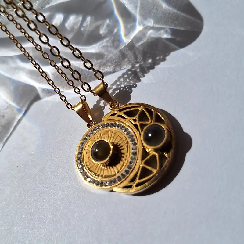 گردنبند مدل دوست دارم به صد زبان دنیا ست ماه و خورشید بسته 2 عددی