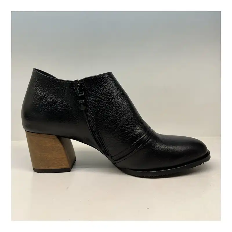 نیم بوت زنانه سرزمین چرم مدل 1596 رنگ مشکی