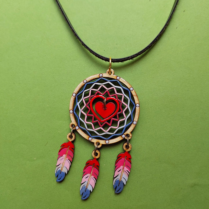 گردنبند زنانه مدل سرخپوستی چوبی طرح دریم کچر و قلب کد NC068