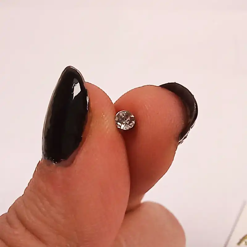 گوشواره زنانه مدل مگنتی نگین دار کد smll بسته دو عددی