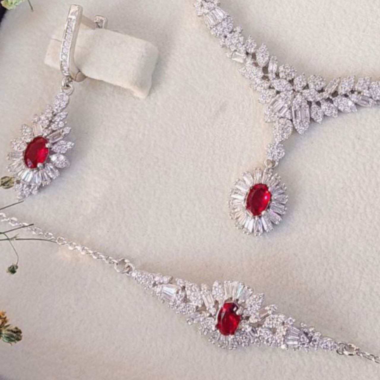 نیم ست نقره زنانه مدل یاقوت ساچ زنجیری