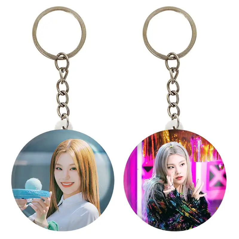 جاکلیدی خندالو مدل یجی گروه ایتزی ITZY کد 2021220201 مجموعه 2 عددی