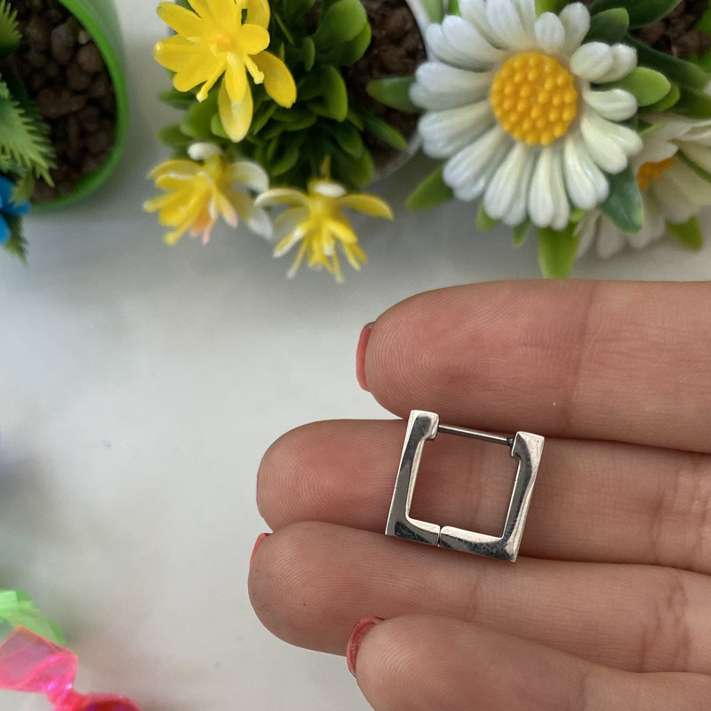 پیرسینگ گوش مدل مربع