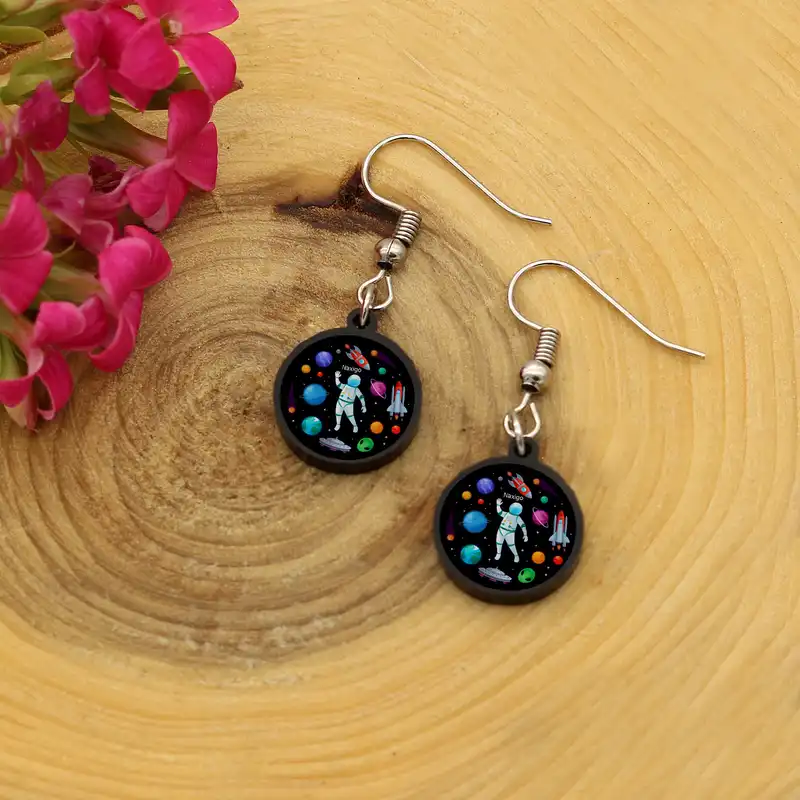 گوشواره زنانه ناکسیگو مدل شب تاب طرح فضانوردی کد ES7338