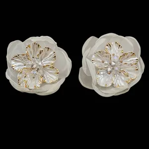 گوشواره میخی زنانه مدل گل پارچه ای صدفی کد 105