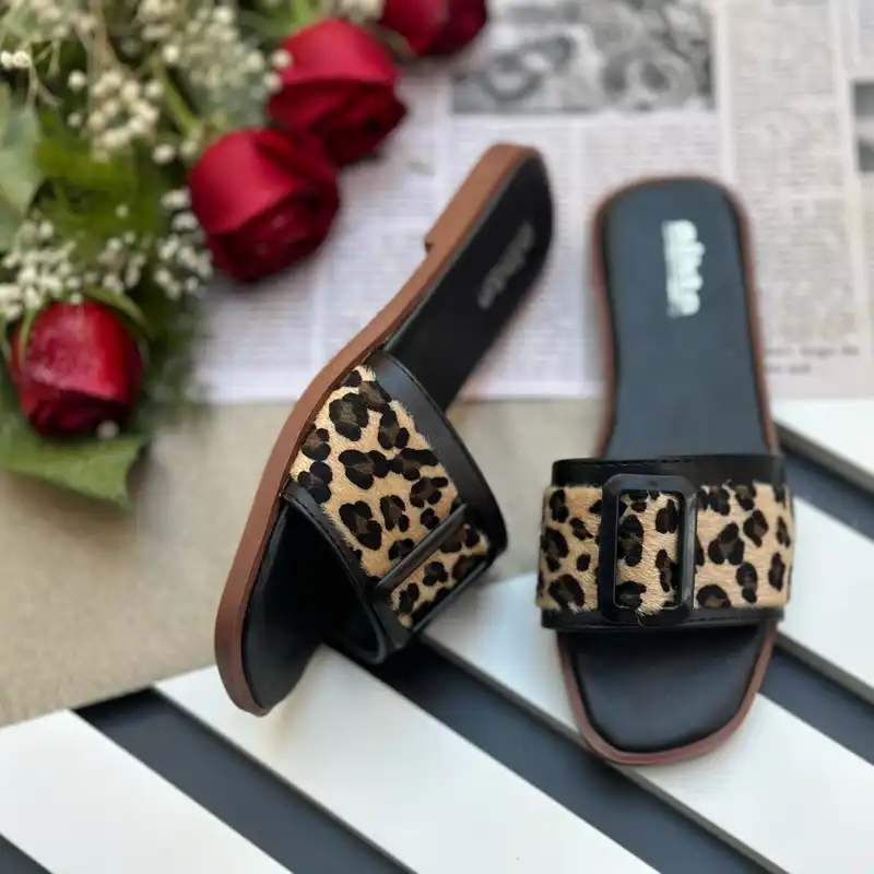 صندل زنانه نیکتا مدل سگک دار پلنگی