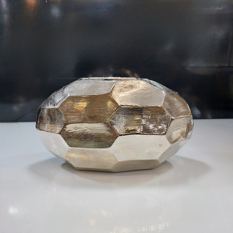 گلدان دکوری مدل آلومینیوم طرح چند ضلعی