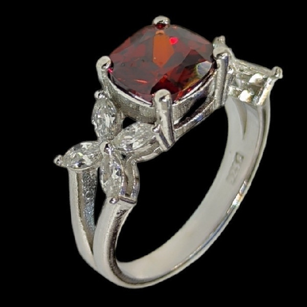 انگشتر نقره زنانه مدل سنگ یاقوت و برلیان آبکاری رادیوم کد ۸۳۹