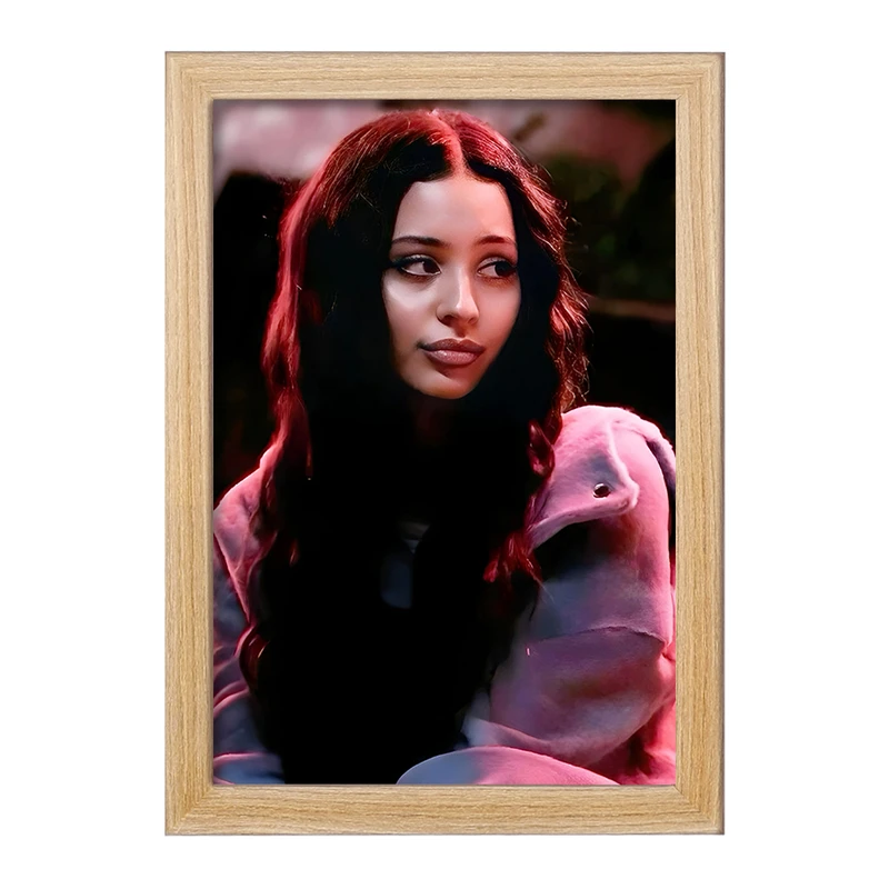 تابلو خندالو مدل الکسا دمی (Alexa Demiez) کد F10195