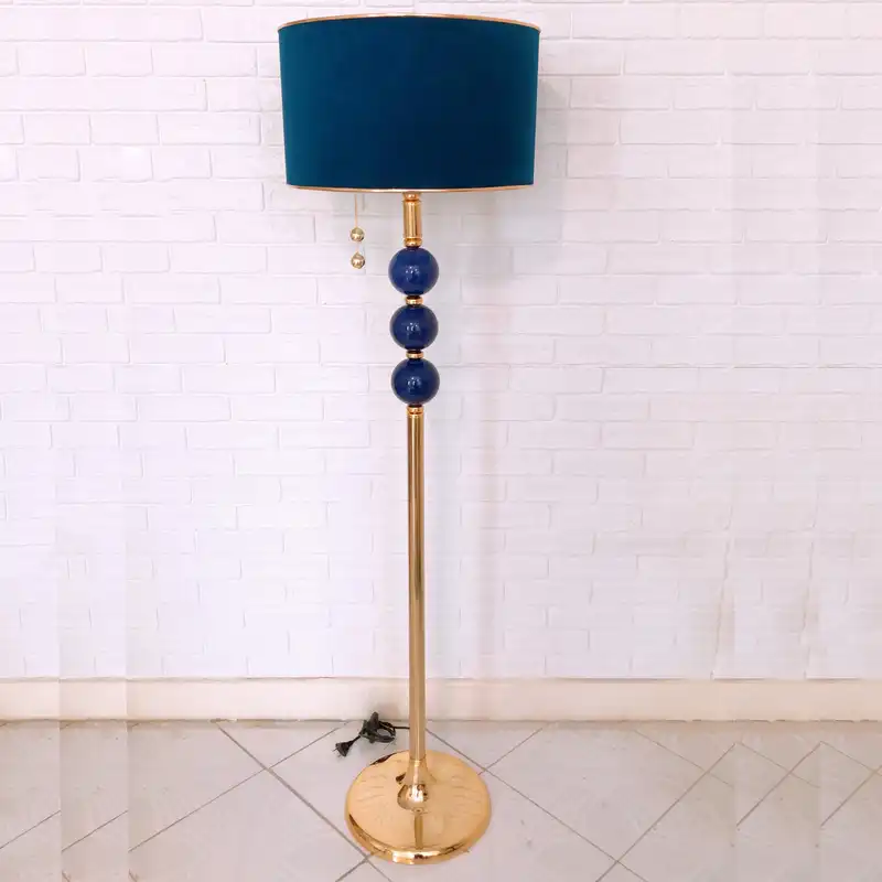 آباژور ایستاده مدل تامدایان کنار سالنی