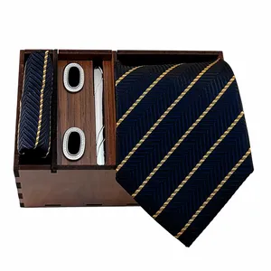 ست کراوات و دستمال جیب و دکمه سردست و گیره کراوات مردانه مدل 704