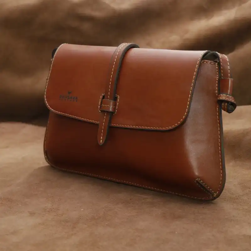 کیف دوشی زنانه چرم بارثاوا مدل 1257