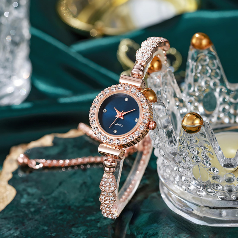 ساعت مچی عقربه ای زنانه مدل بند نگین دار قفل کرواتی کد 06 ساعت مچی عقربه ای زنانه مدل بند نگین دار قفل کرواتی کد 06